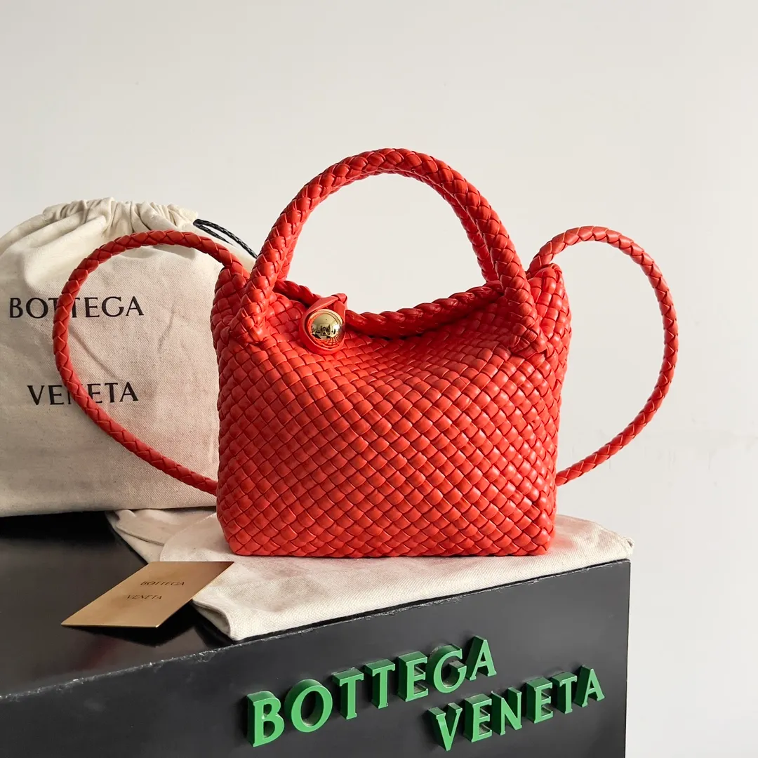 Batch 3760 BV collectible small woven handbags are really YYDS!! Bottega Veneta’s most classic small woven handbags are back! ! We use the highest quality leather with the highest craftsmanship❤️ to create the most expensive works. We have created the Intrecciato leather weaving process❤️ This unique traditional exclusive leather weaving method has not only become our logo but also reflects the time-consuming and labor-intensive craftsmanship of our products❤️ The new TOSCA handbag must be a selection worth collecting🆕 Style number: 776755 Size: 20*15.5*7cm